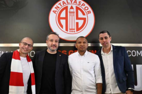 antalyaspor-baskanini-kizdiran-alex-sorusu-ybcnqbmm.jpg