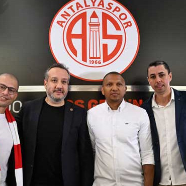 antalyaspor-baskanini-kizdiran-alex-sorusu-ybcnqbmm.jpg